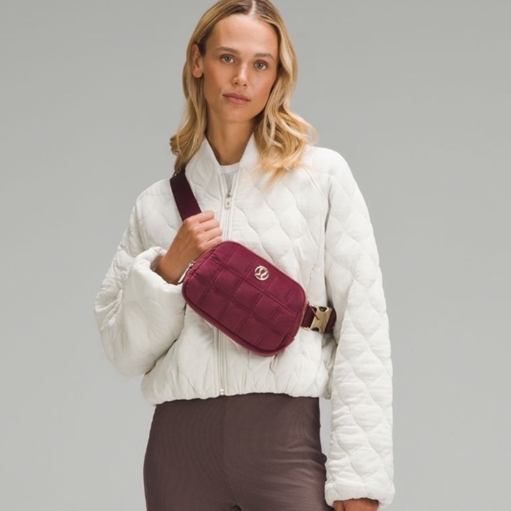 Lululemon Everywhere Belt Bag Quilted Velour Wine Berry Velvet Crossbody Bag NWT - Picture 2 of 10